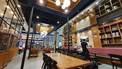 Holly's Coffee ฮอลลี่ คอฟฟี่เดอะสตรีท